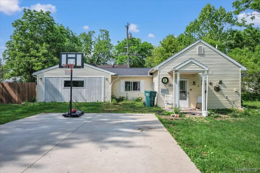 394 S Elm Street Lapeer City MI 48446