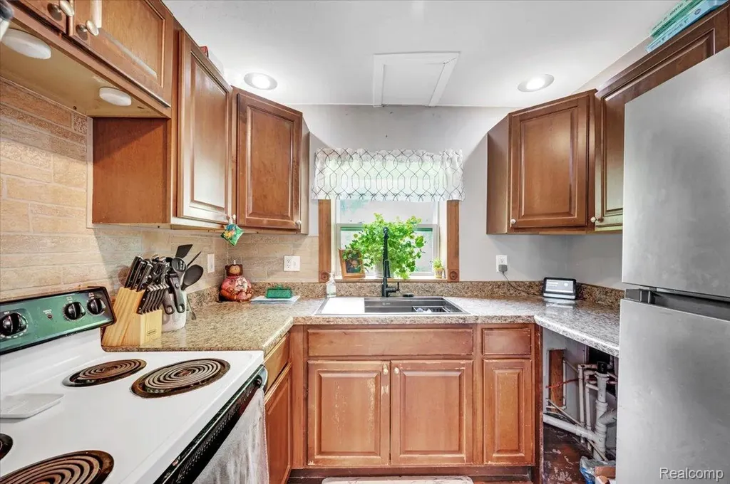 394 S Elm Street Lapeer City MI 48446