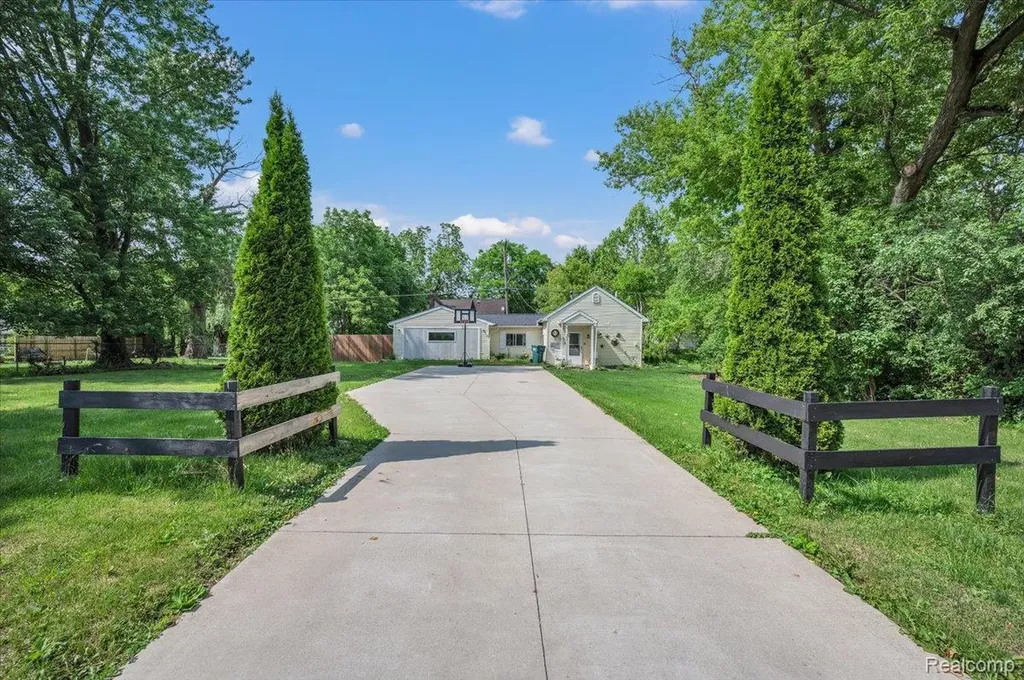 394 S Elm Street Lapeer City MI 48446