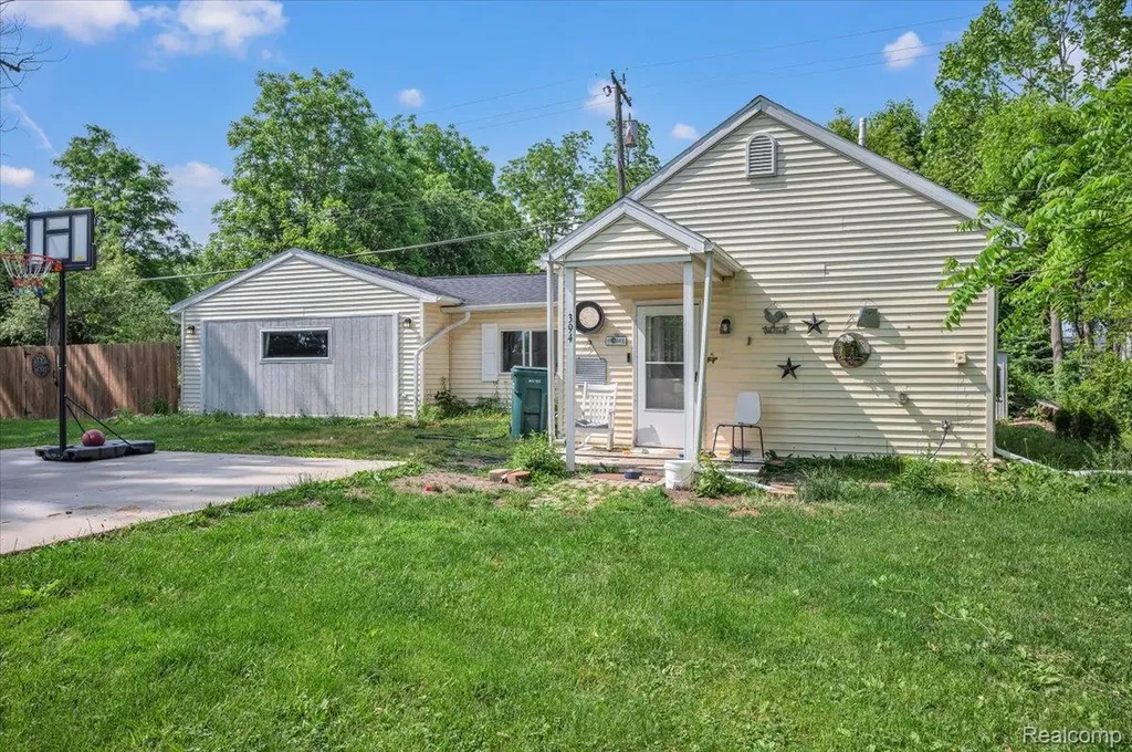 394 S Elm Street Lapeer City MI 48446