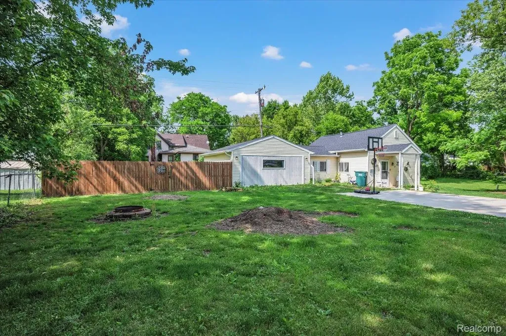 394 S Elm Street Lapeer City MI 48446