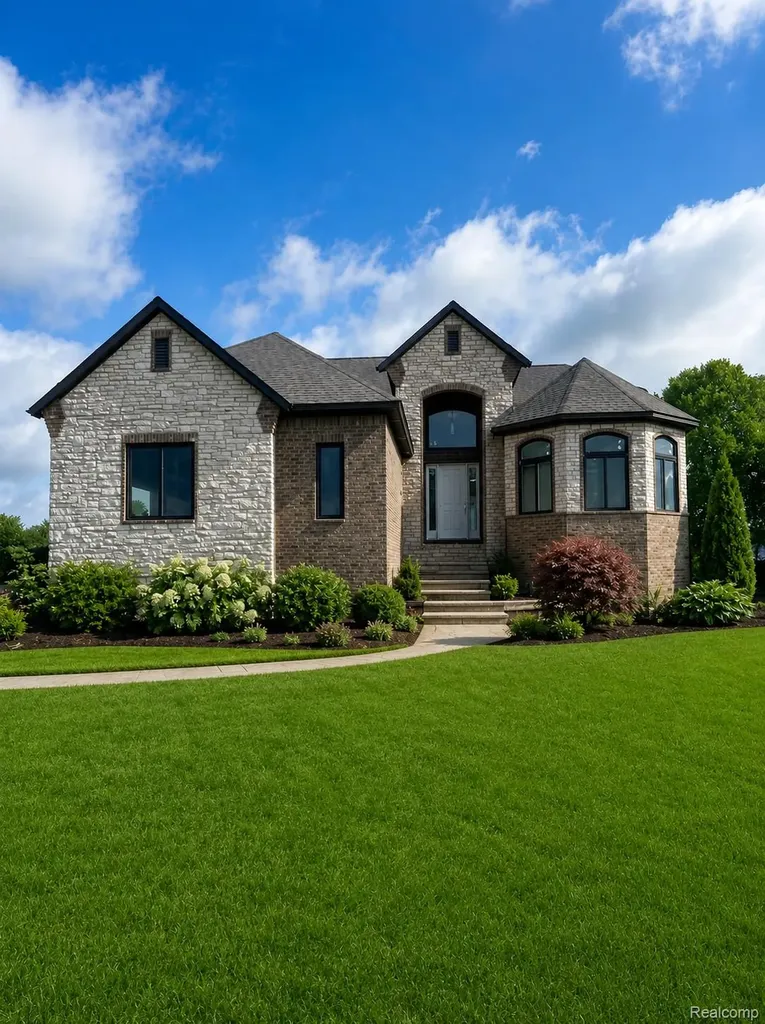 6489 Pond Dr Drive Washington Township MI 48094