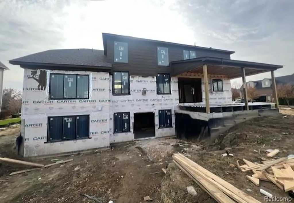 6489 Pond Dr Drive Washington Township MI 48094