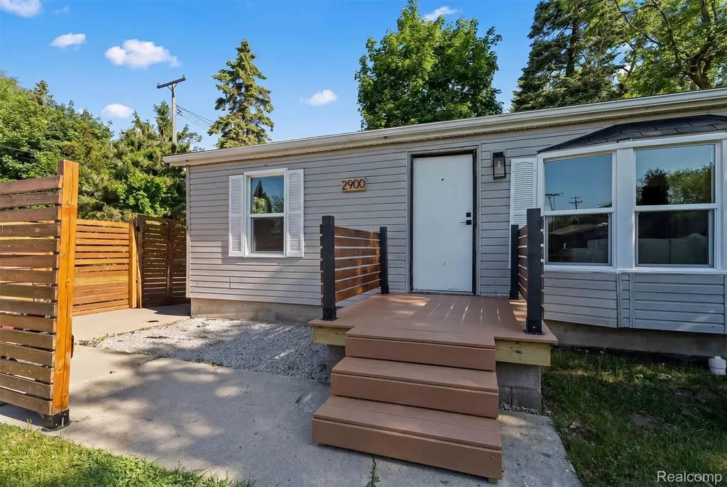 2900 Hensman Street Keego Harbor City MI 48320