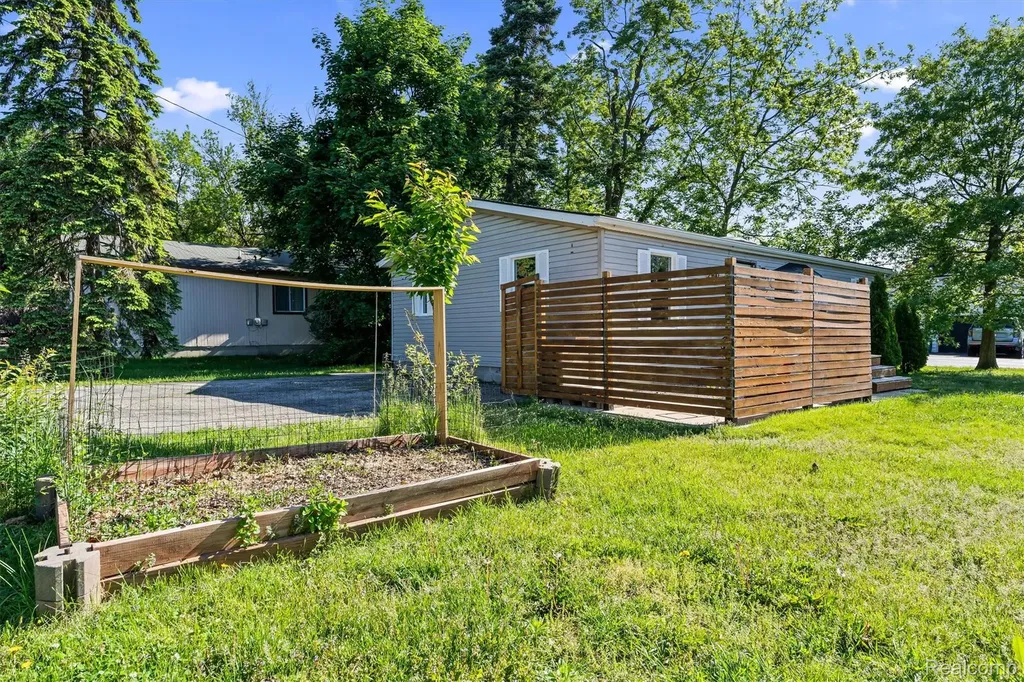 2900 Hensman Street Keego Harbor City MI 48320