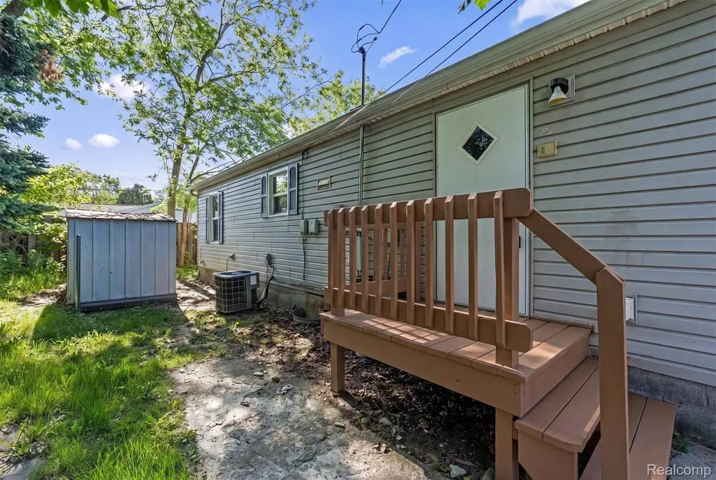 2900 Hensman Street Keego Harbor City MI 48320