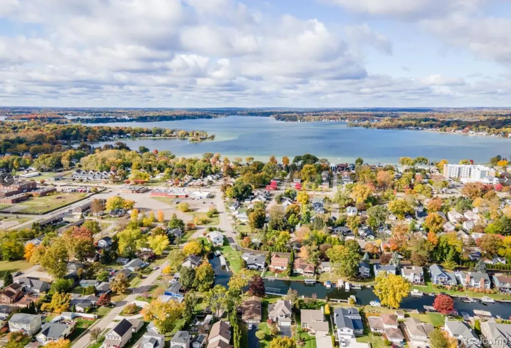2900 Hensman Street Keego Harbor City MI 48320