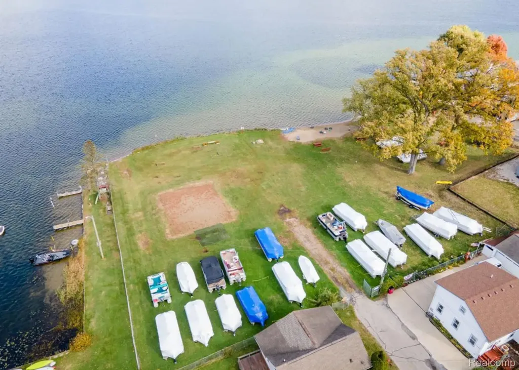 2900 Hensman Street Keego Harbor City MI 48320
