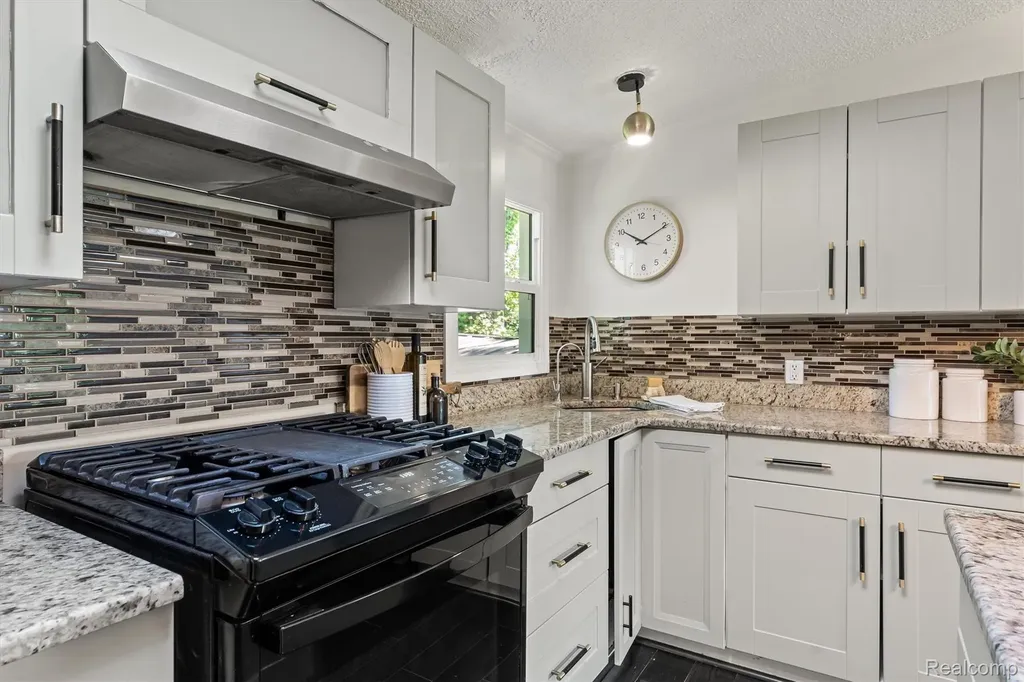 2900 Hensman Street Keego Harbor City MI 48320