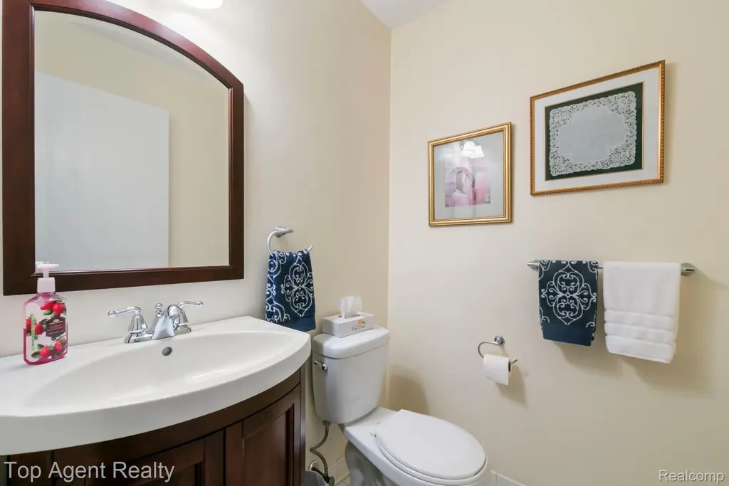 31849 Breezeway Chesterfield Township MI 48047