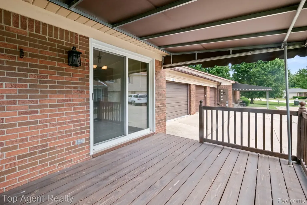 31849 Breezeway Chesterfield Township MI 48047