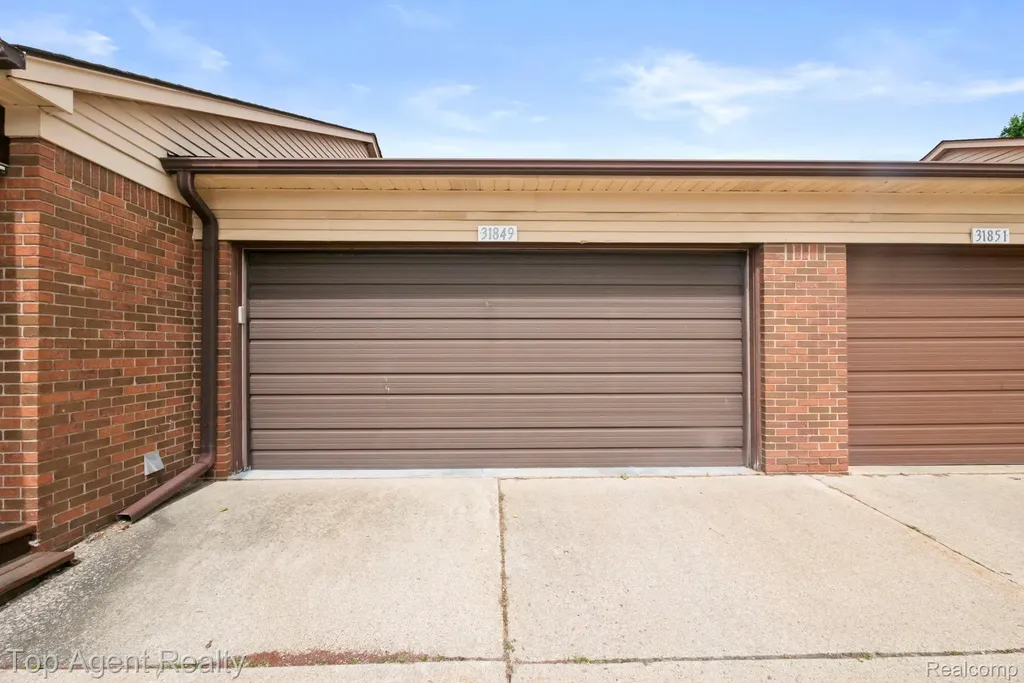 31849 Breezeway Chesterfield Township MI 48047