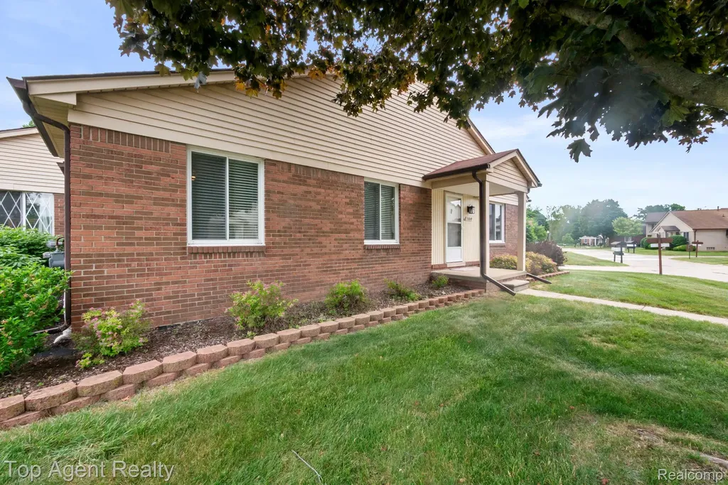 31849 Breezeway Chesterfield Township MI 48047