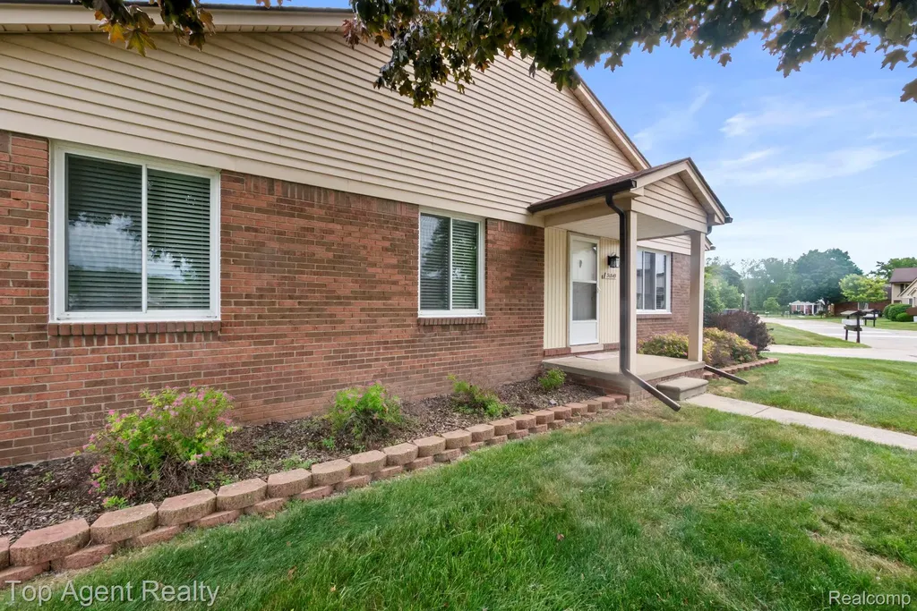 31849 Breezeway Chesterfield Township MI 48047