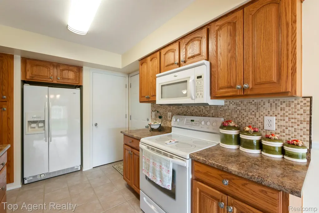 31849 Breezeway Chesterfield Township MI 48047