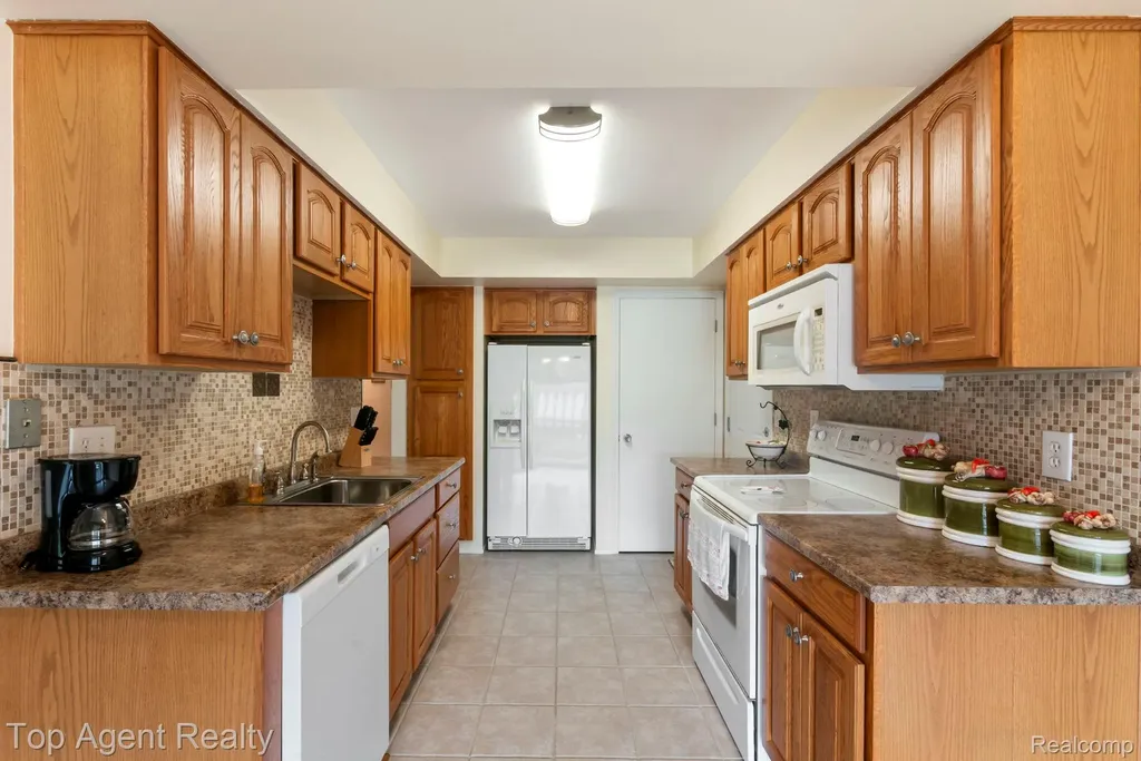 31849 Breezeway Chesterfield Township MI 48047