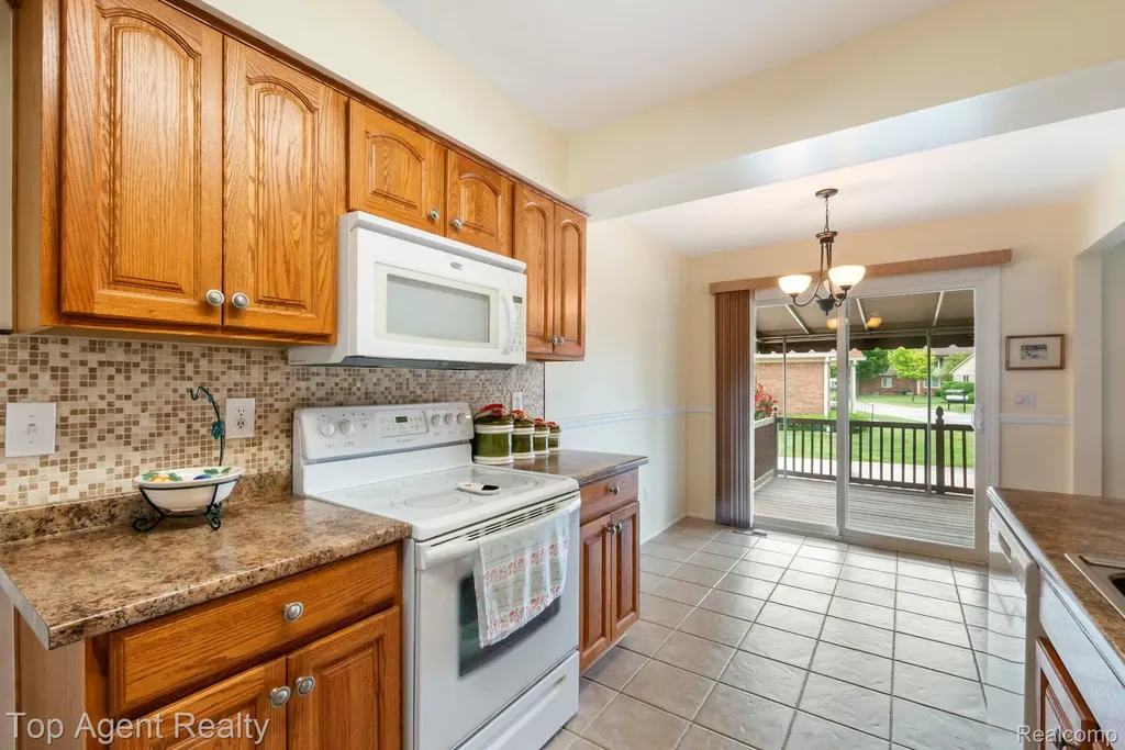 31849 Breezeway Chesterfield Township MI 48047