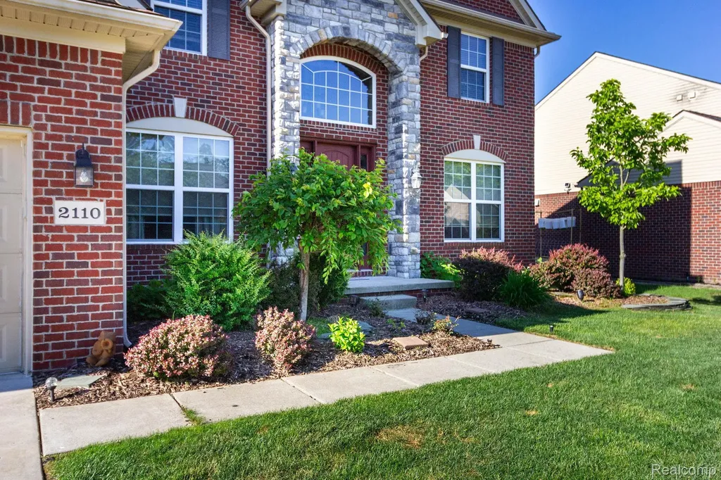 2110 Mayflower Troy City MI 48085