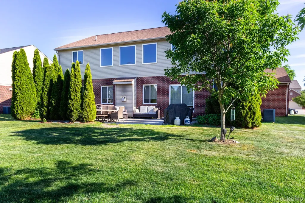 2110 Mayflower Troy City MI 48085