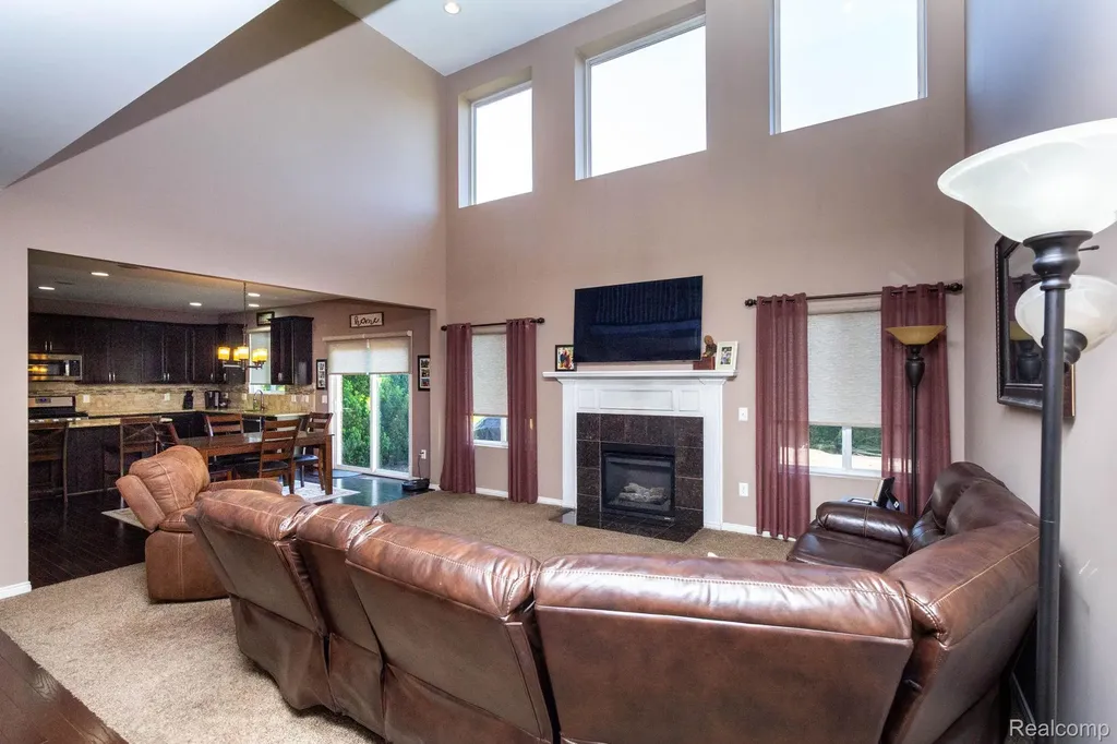 2110 Mayflower Troy City MI 48085