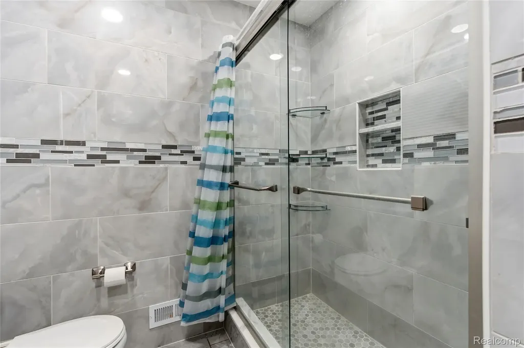 32808 Wareham Court Warren City MI 48092