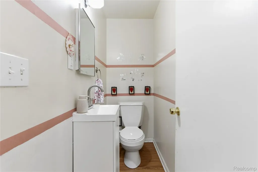 32808 Wareham Court Warren City MI 48092