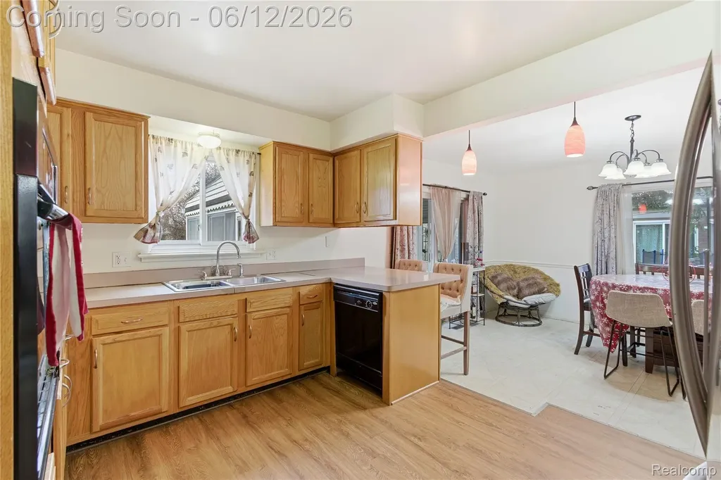 32808 Wareham Court Warren City MI 48092