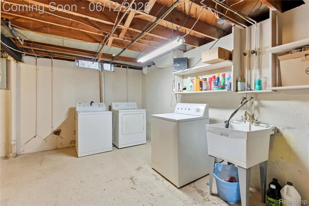 32808 Wareham Court Warren City MI 48092