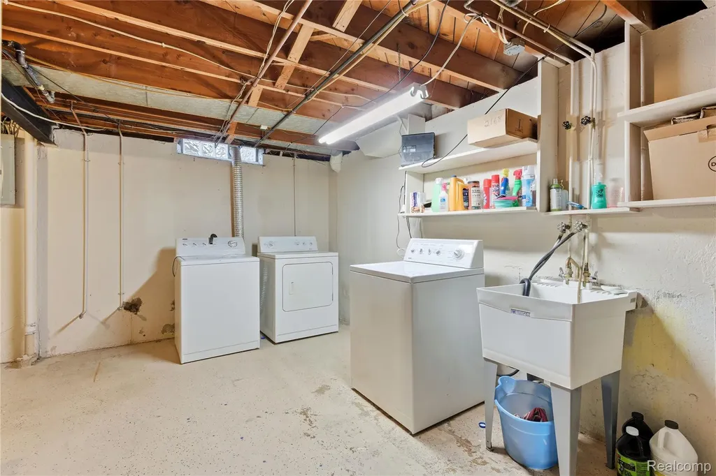 32808 Wareham Court Warren City MI 48092