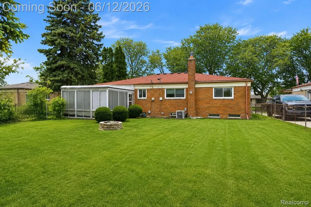 32808 Wareham Court Warren City MI 48092