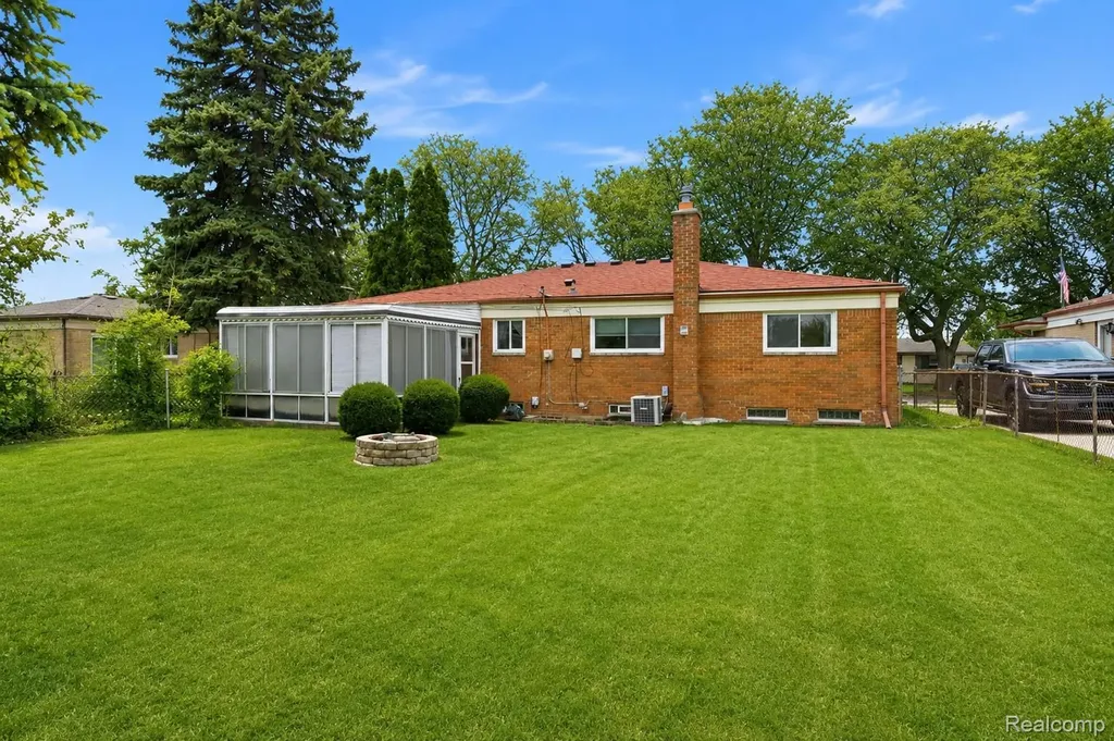 32808 Wareham Court Warren City MI 48092