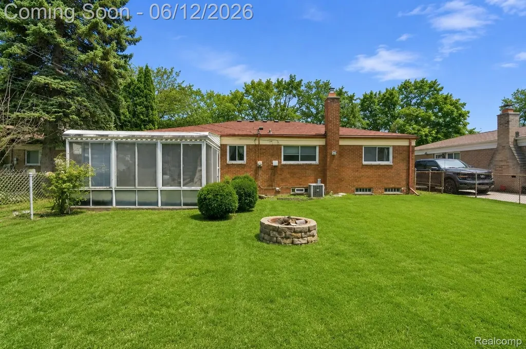 32808 Wareham Court Warren City MI 48092
