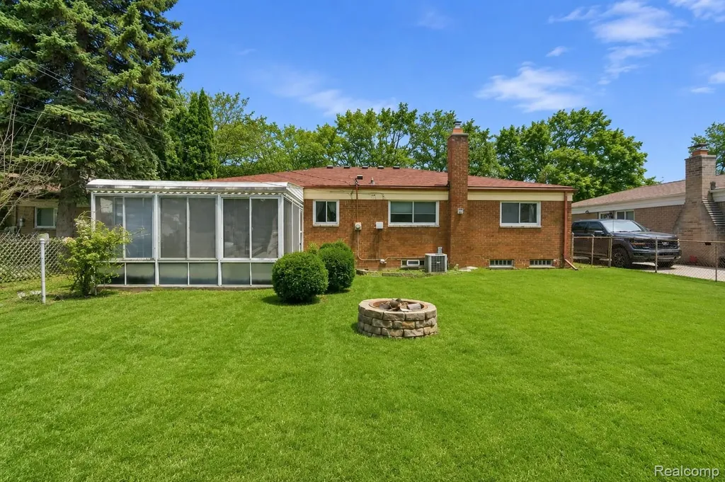 32808 Wareham Court Warren City MI 48092