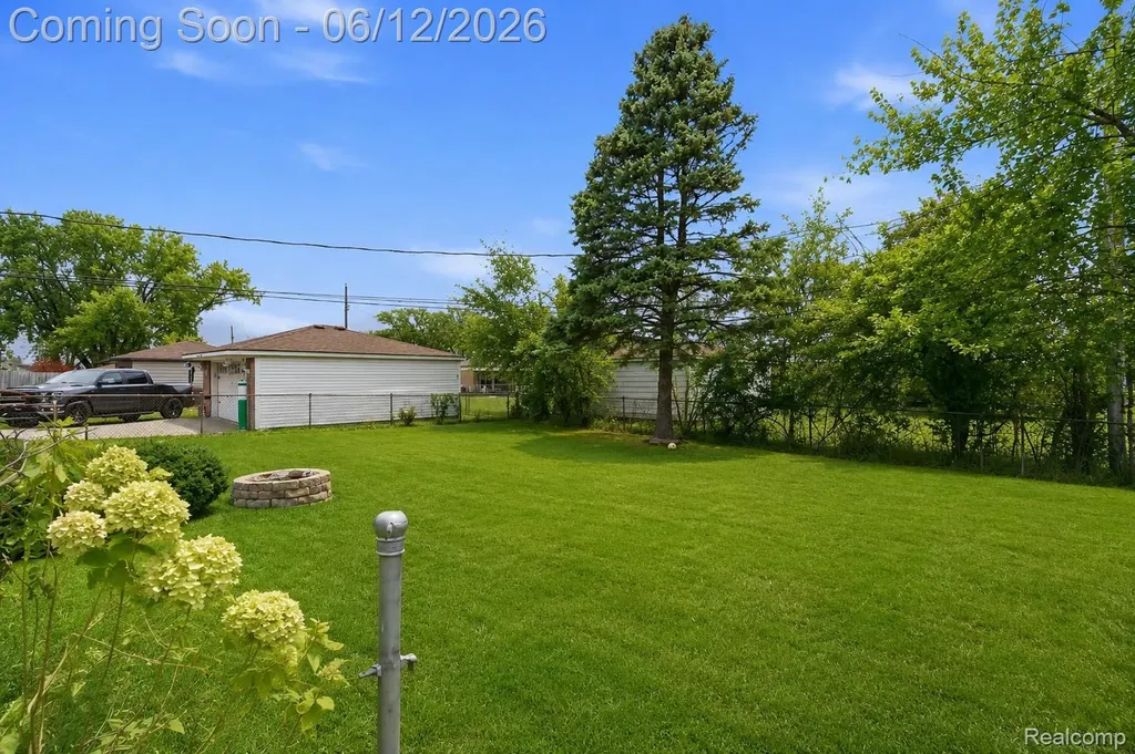 32808 Wareham Court Warren City MI 48092
