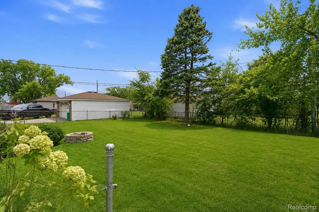 32808 Wareham Court Warren City MI 48092