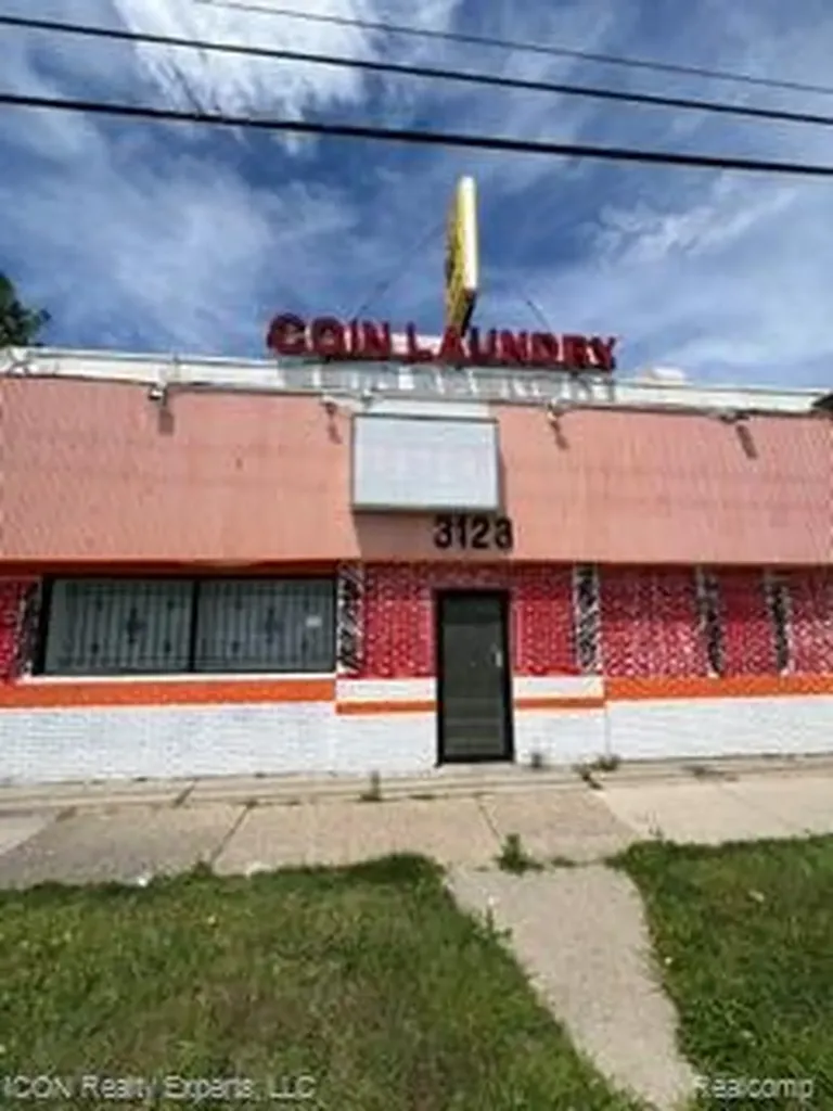 3123 E 8 Mile Road Warren City MI 48091