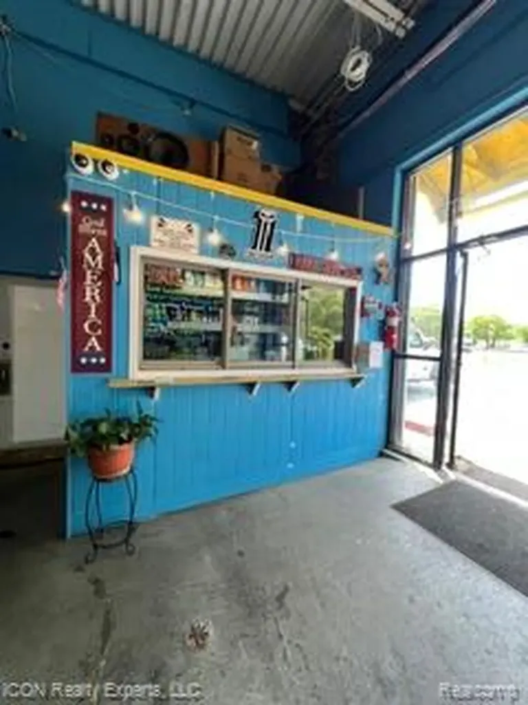 3123 E 8 Mile Road Warren City MI 48091