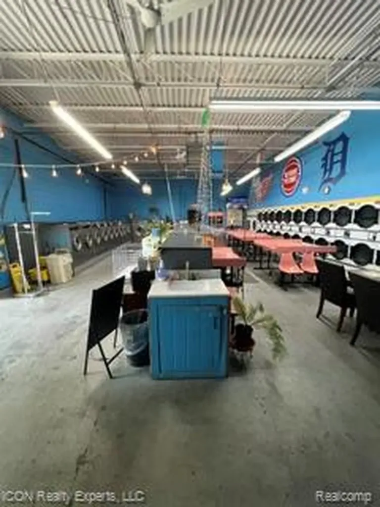3123 E 8 Mile Road Warren City MI 48091