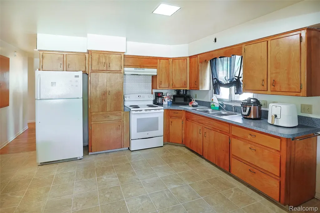 3401 Weiss Street Saginaw City MI 48602