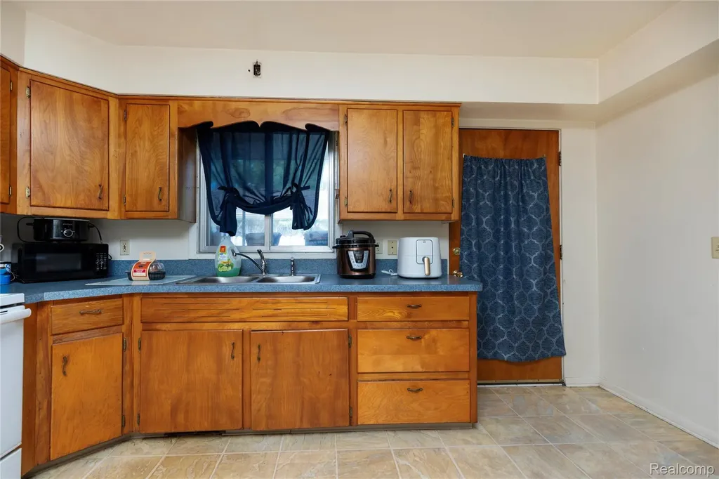 3401 Weiss Street Saginaw City MI 48602