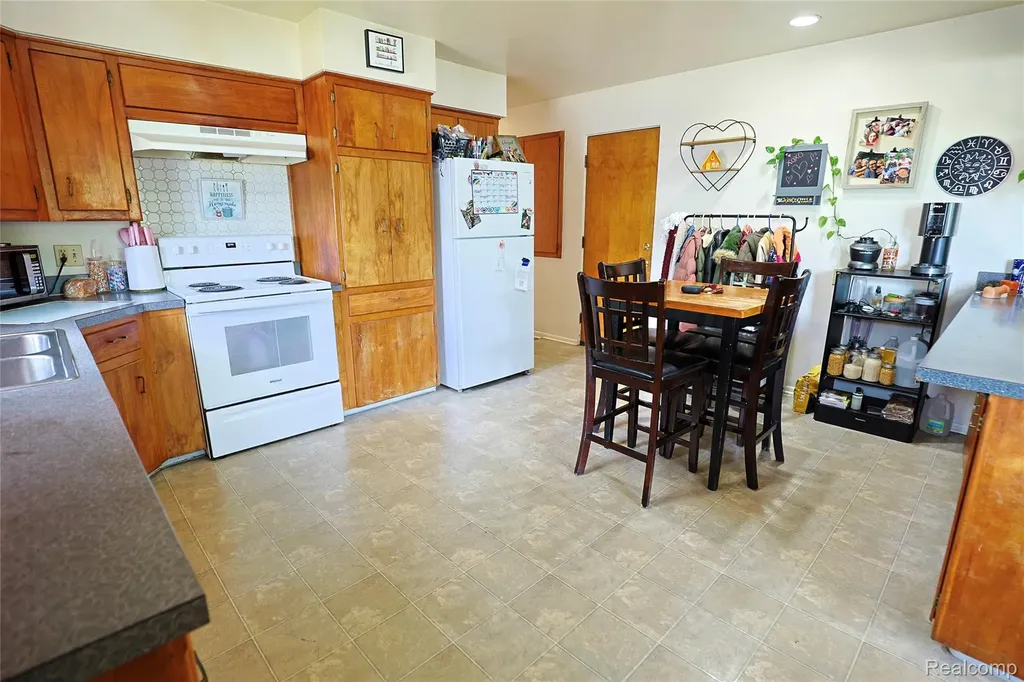 3401 Weiss Street Saginaw City MI 48602