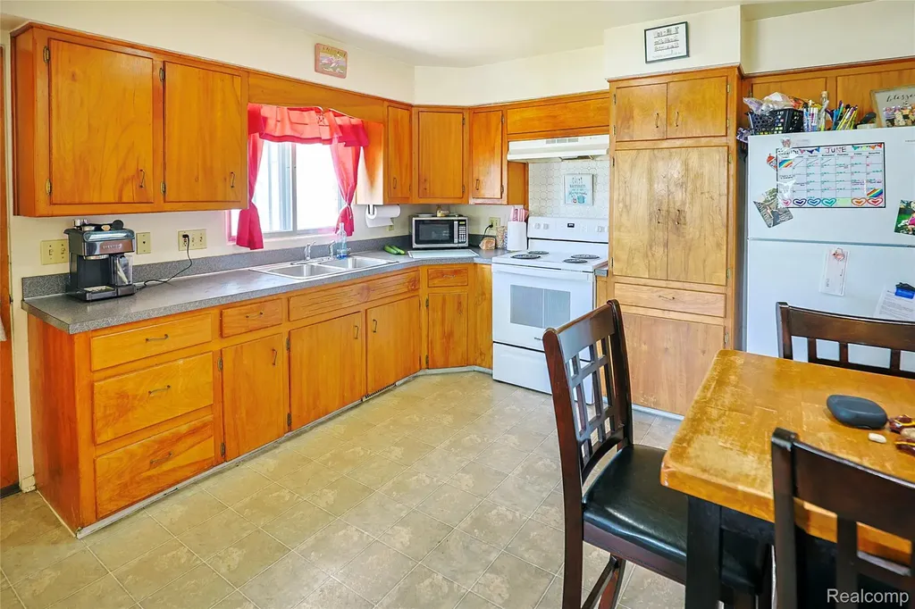 3401 Weiss Street Saginaw City MI 48602