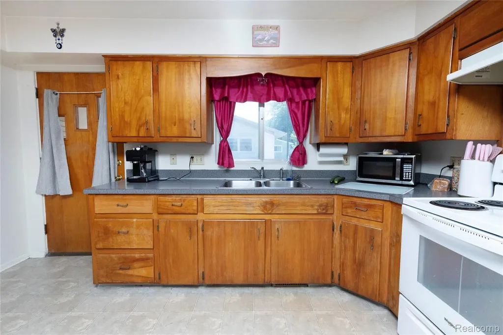 3401 Weiss Street Saginaw City MI 48602