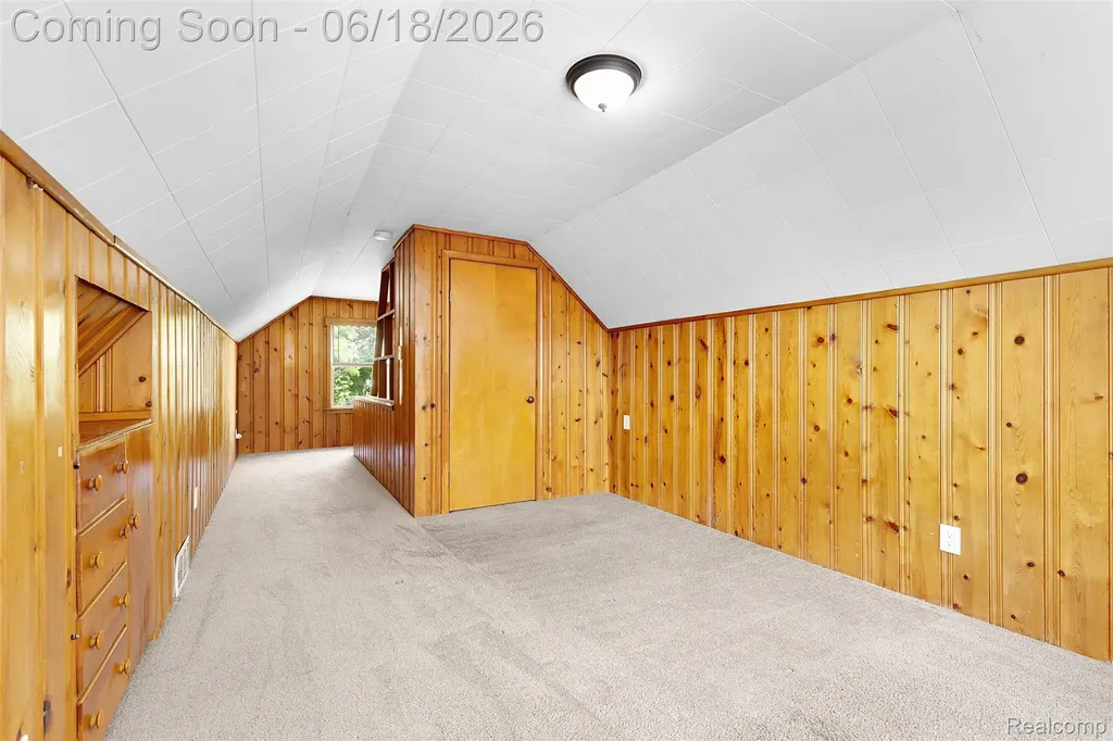 19296 Berden Street Harper Woods City MI 48225