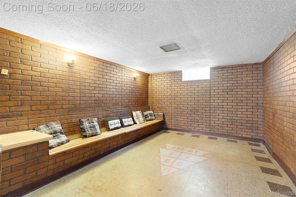 19296 Berden Street Harper Woods City MI 48225