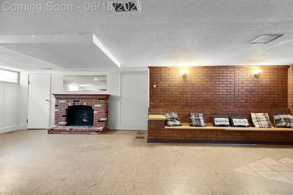 19296 Berden Street Harper Woods City MI 48225