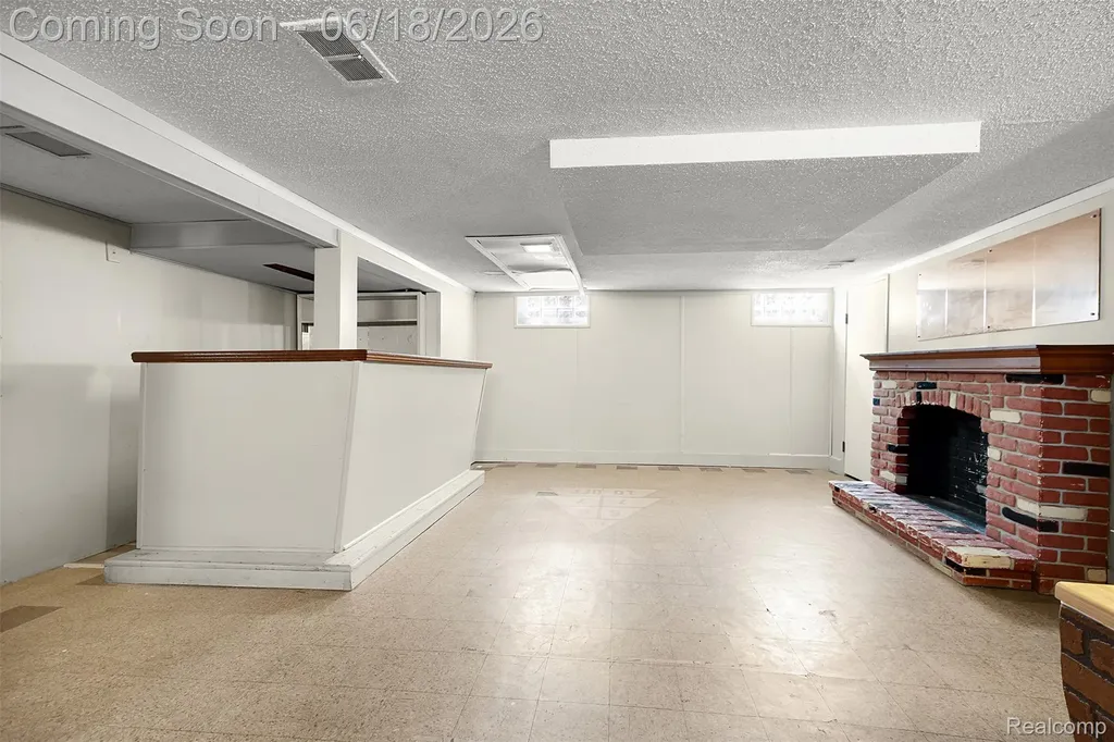 19296 Berden Street Harper Woods City MI 48225