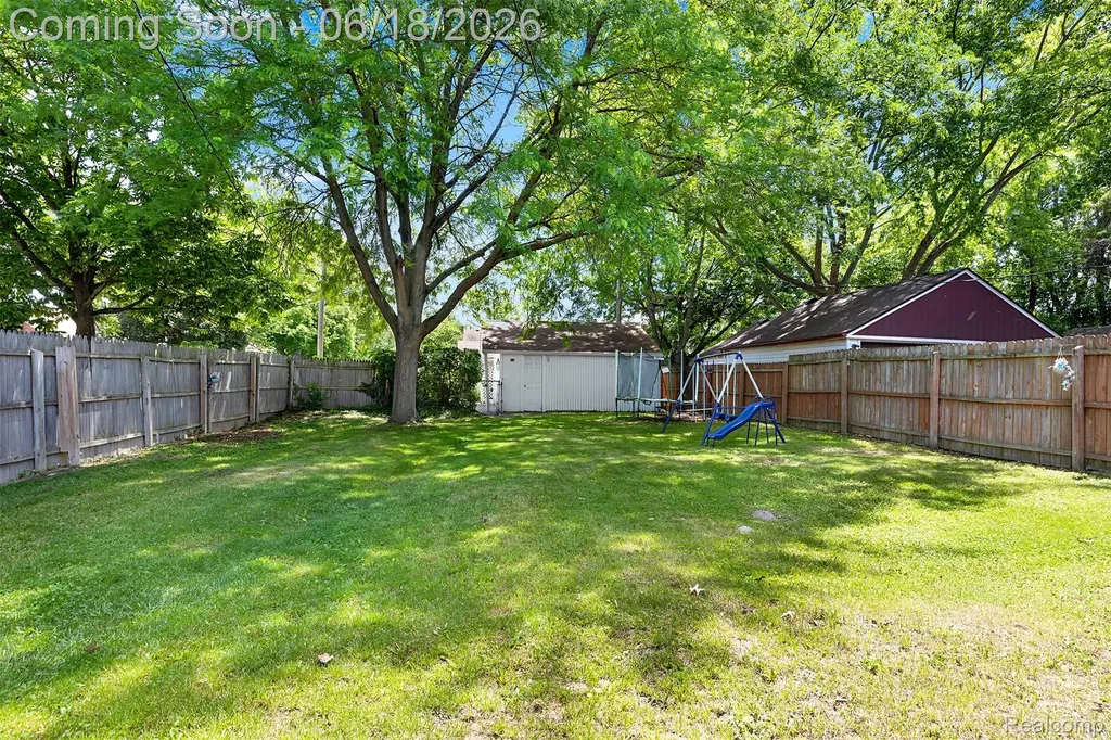 19296 Berden Street Harper Woods City MI 48225