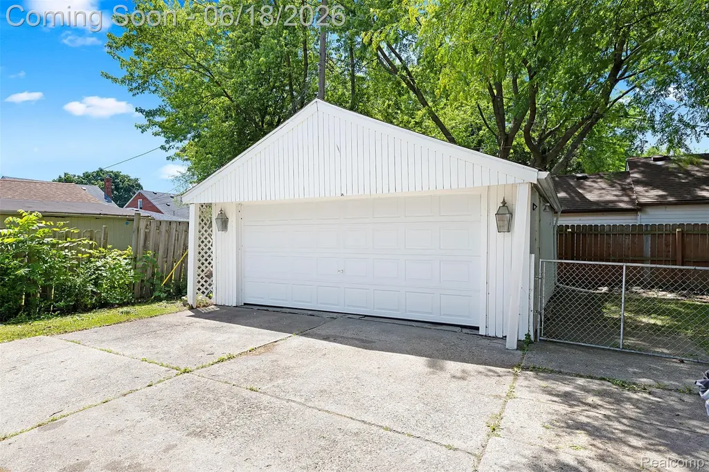19296 Berden Street Harper Woods City MI 48225