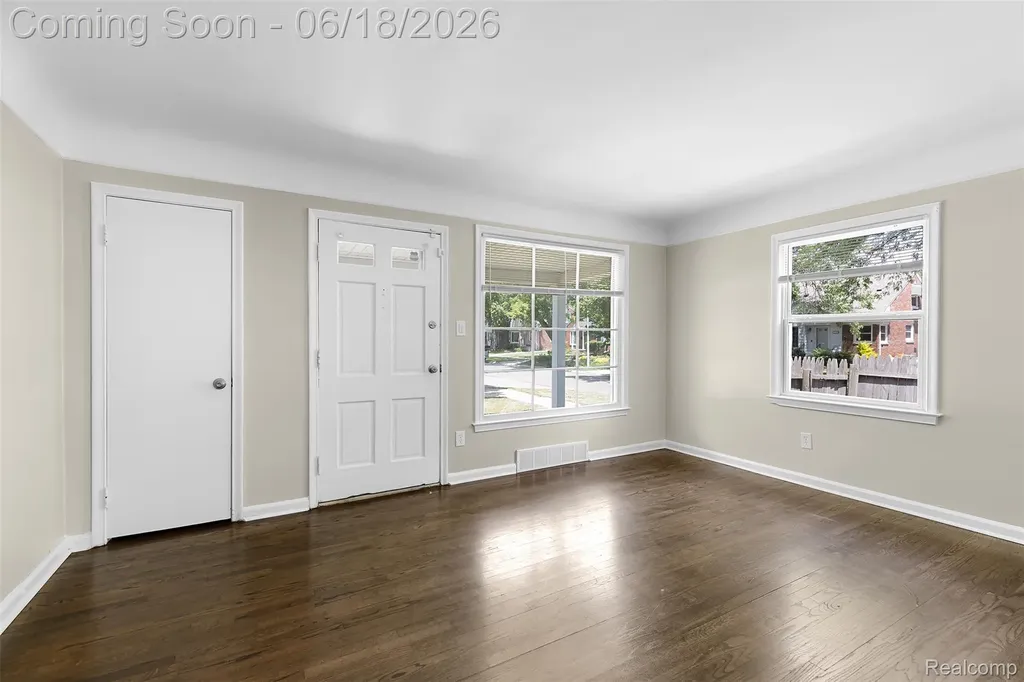 19296 Berden Street Harper Woods City MI 48225